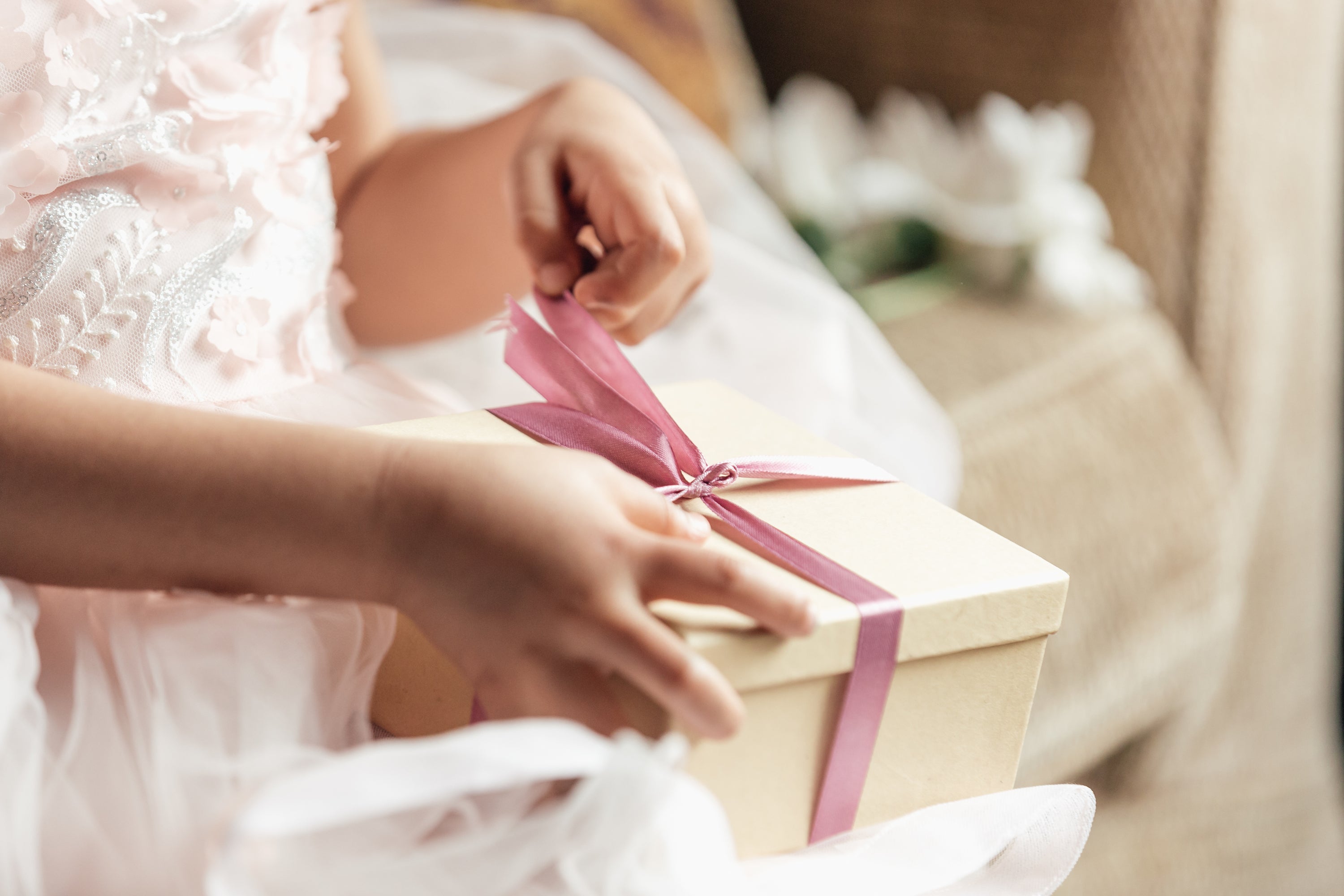 Baby öffnet Geschenk
